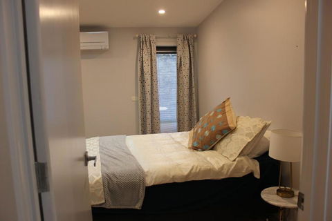 Architectural Crisp & Convenient Location - eAccommodation 4