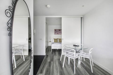 Aura Off Flinders Lane - A City Centre Balcony Abode - eAccommodation 1