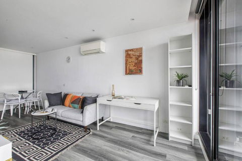 Aura Off Flinders Lane - A City Centre Balcony Abode - eAccommodation 4