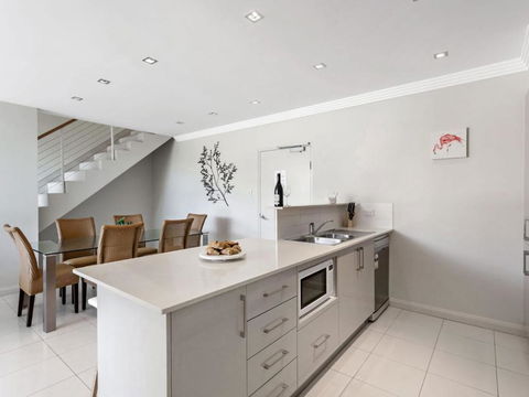 Aura Apartments Unit 13 59 Shoal Bay Road - eAccommodation 4