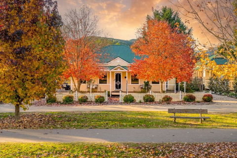 Autumn Beauty - Mountain View Cottage 3 - eAccommodation 0