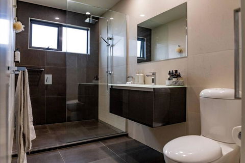 Ava - Luxe Oceanfront Beach House - eAccommodation 4