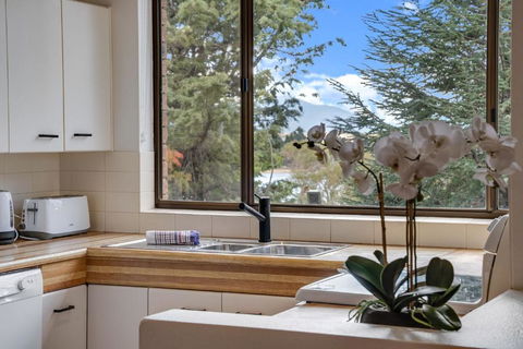 Avalanche 3 - 3BR Apartment L Central Location L Balcony L WiFi - eAccommodation 3