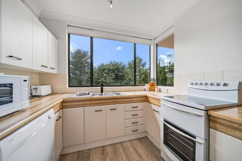 Avalanche 3 - 3BR Apartment L Central Location L Balcony L WiFi - eAccommodation 4