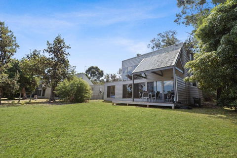 Avon - Waterfront Retreat - eAccommodation 0