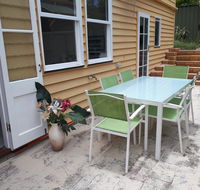 Retro Beach Flat - eAccommodation