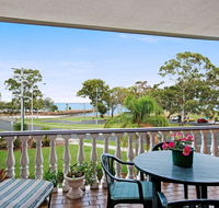 Huge top floor unit across the road....Waterfront - eAccommodation