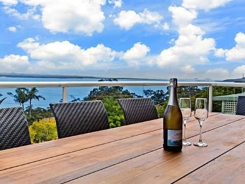 'The Bay', 25 Wallawa Rd - Huge Home With Aircon, Spectacular Views & Chromecast - eAccommodation 1