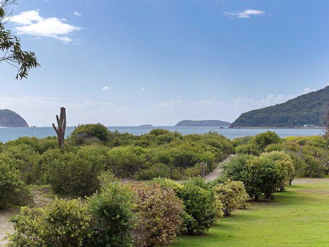 1 'Intrepid', 3 Intrepid Close - Amazing Views Of Shoal Bay, Only 100m From The Beach - eAccommodation 2