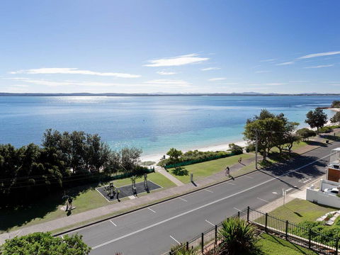 1 'Kiah', 53 Victoria Parade - Stunning Views, Wifi, Aircon, Just Across The Road To The Water - eAccommodation 2
