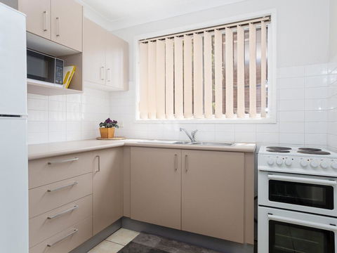 1/10 Catalina Close - So Close To The Water - eAccommodation 2