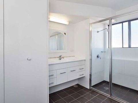 10 'Intrepid' 3 Intrepid Close - Water Views Over Shoal Bay Beach - eAccommodation 2