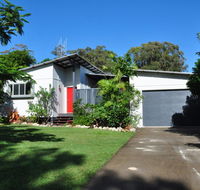 10 Double Island Drive - Modern family home centrally located swimming pool  outdoor area - eAccommodation