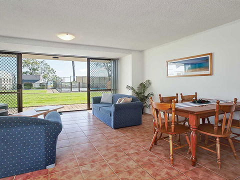 13 'The Poplars' 34 Magnus Street - Ground Floor Unit And Pool In Complex - eAccommodation 3