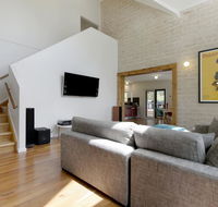 2 Marma Retreat with jacuzzi heated pool pet friendly Foxtel - eAccommodation