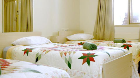 CATALINA Lake-front RETREAT - eAccommodation 3