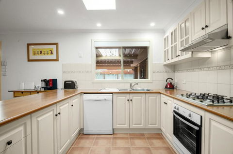Charming 3-Bed Family Home With Amazing Garden - eAccommodation 3