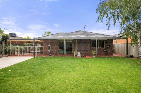 Charming 3-Bed Family Home With Amazing Garden - eAccommodation 4