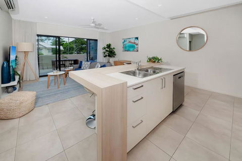 Coastal 2-Bed With Parking & Pool By The Ocean - eAccommodation 3