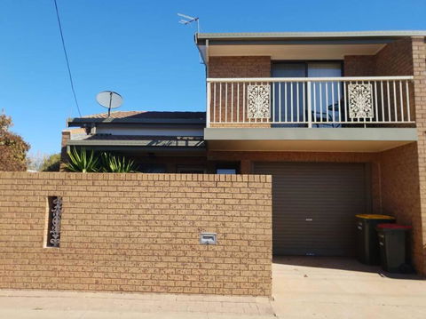 Deakin Town House - eAccommodation 0