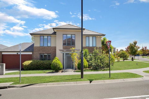 Deluxe Family Montpellier Gardens Estate - Burwood - eAccommodation 1