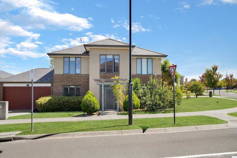 Deluxe Family Montpellier Gardens Estate - Burwood - eAccommodation 0
