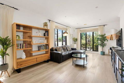 Deluxe Family Montpellier Gardens Estate - Burwood - eAccommodation 2