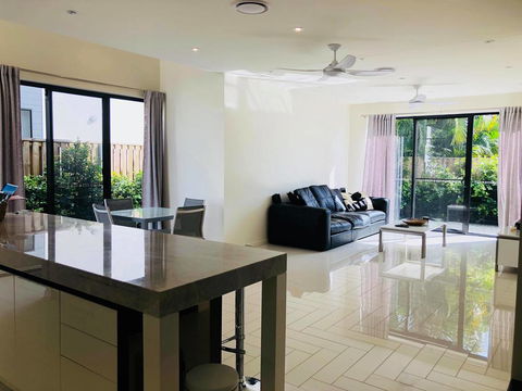 3 Bedroom Executive Luxury Beachside Townhouse - eAccommodation 0