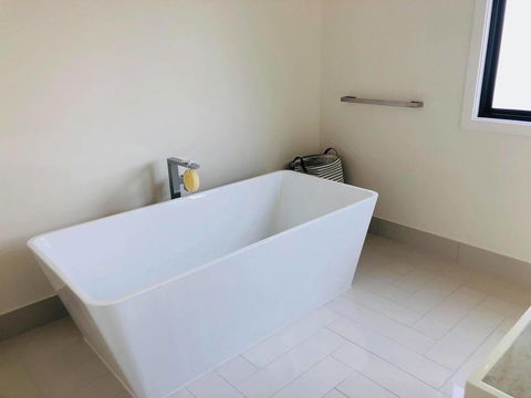 3 Bedroom Executive Luxury Beachside Townhouse - eAccommodation 2