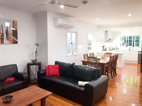 4 Bedroom House - Walk To Southbank - eAccommodation 3