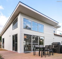 4 king or 8 single beds WiFi Netflix pet friendly - eAccommodation