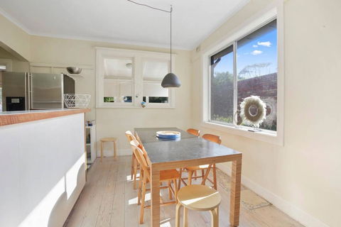 4 MONTROSE AVE - Retro Home In The Heart Of Town - eAccommodation 2