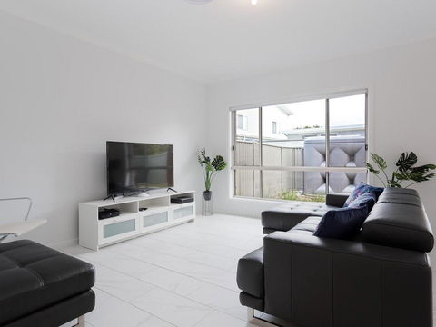 5B BENT STREET - LARGE HOUSE WITH DUCTED AIR CON, WIFI & FOXTEL - eAccommodation 1