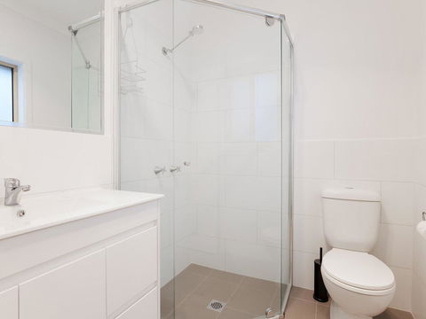5B BENT STREET - LARGE HOUSE WITH DUCTED AIR CON, WIFI & FOXTEL - eAccommodation 3