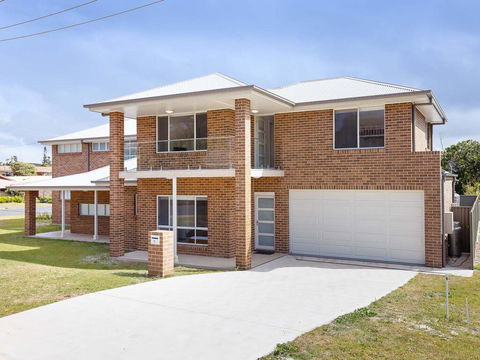 5B BENT STREET - LARGE HOUSE WITH DUCTED AIR CON, WIFI & FOXTEL - eAccommodation 0
