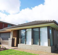 5Bed 2Bath Family House in Werribee - eAccommodation