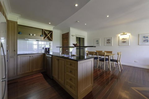 6 The Point Apartments - eAccommodation 3