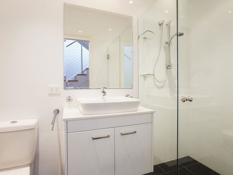 7 Judith Street - Stunning Duplex With Ducted Air - eAccommodation 3