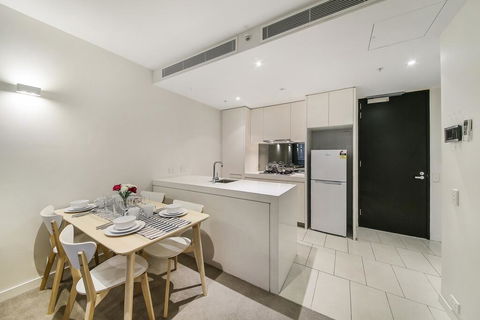A Central & Cozy 2BR Apt Near Federation Square - eAccommodation 2
