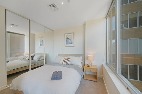 A Comfy & Central 2BR Apt Near Flinders Station - eAccommodation 0