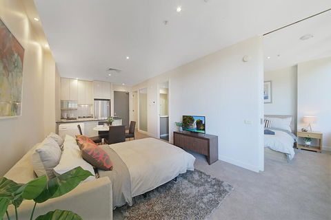 A Comfy & Central 2BR Apt Near Flinders Station - eAccommodation 2