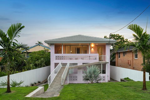 A PERFECT STAY - Sunset Beach - Riverside - eAccommodation 1