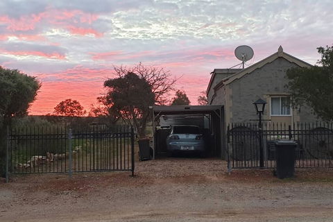 A Real Bush Retreat. Kangas, Emus & Starry Skies. - eAccommodation 1