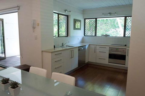 Absolute Beachfront - Mooloolaba - eAccommodation 3