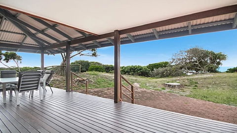 Absolute Beachfront At Hastings - eAccommodation 3