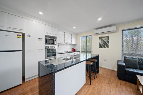 Emerald Motel Apartments - eAccommodation 1