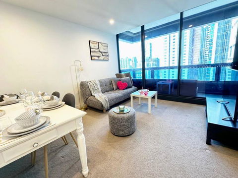 ES2410-2Bed 2Bath Vision Apt With Balcony, Pool & Gym - eAccommodation 4