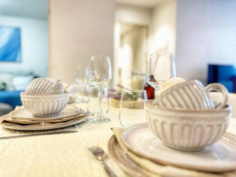 FC104 -1 BATH 2 BR Modern Oasis With, Pool & Gym - eAccommodation 4