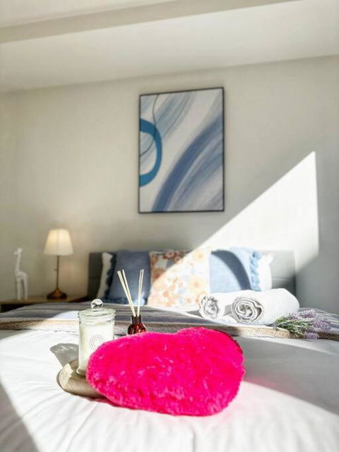 FC104 -1 BATH 2 BR Modern Oasis With, Pool & Gym - eAccommodation 0