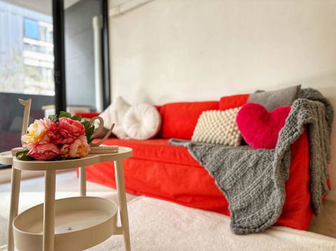 FC104 -1 BATH 2 BR Modern Oasis With, Pool & Gym - eAccommodation 1